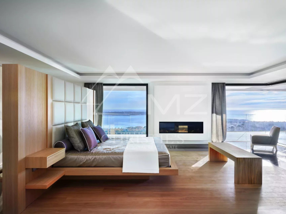 Intérieur d'une chambre contemporaine avec vue sur la baie de Cannes et les Iles de Lérins.