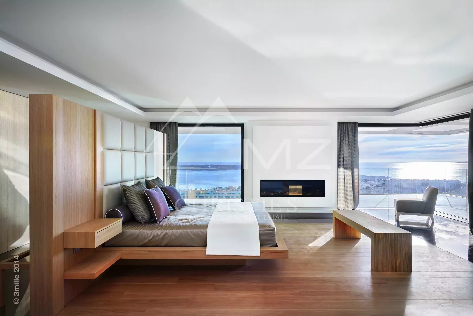 Chambre contemporaine à Cannes Intérieur d'une chambre contemporaine avec vue sur la baie de Cannes et les Iles de Lérins.