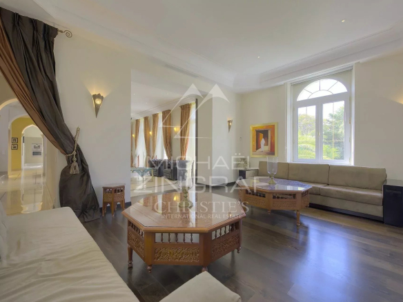 Intérieur d'un hôtel particulier à Cannes avec un salon spacieux et des meubles en bois.