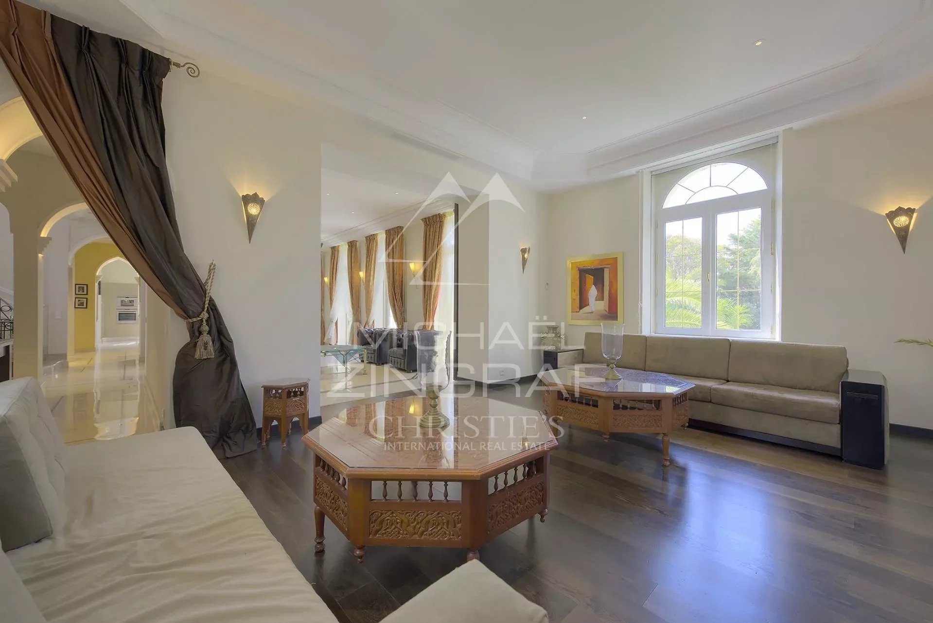 Salon d’un hôtel particulier à Cannes Intérieur d'un hôtel particulier à Cannes avec un salon spacieux et des meubles en bois.