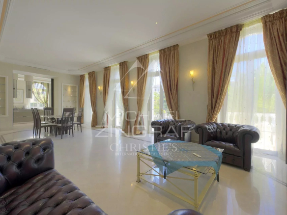 Intérieur d'un hôtel particulier à Cannes avec salon et salle à manger élégants.
