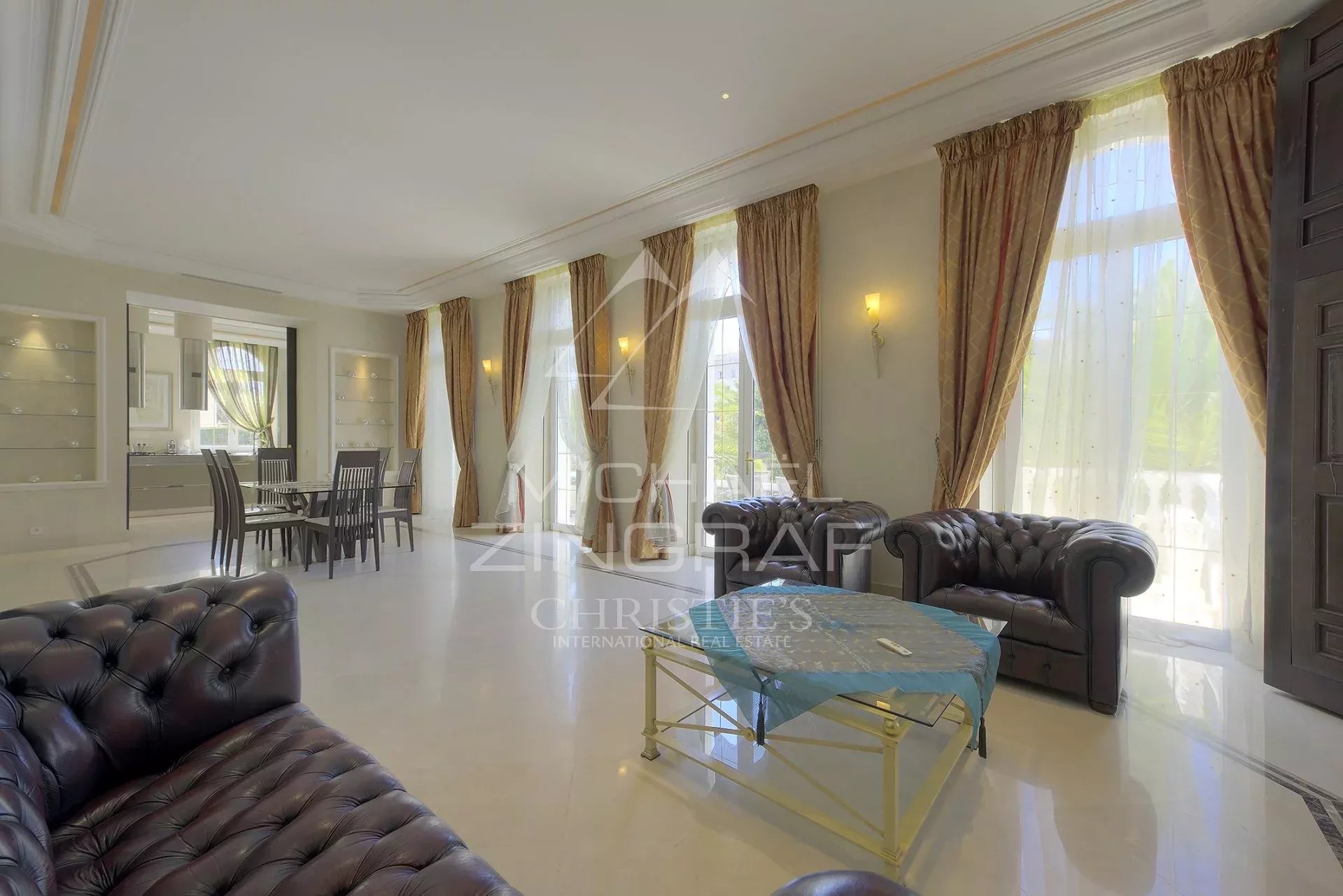 Intérieur d’un hôtel particulier à Cannes Intérieur d'un hôtel particulier à Cannes avec salon et salle à manger élégants.