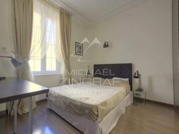 Chambre d'un hôtel particulier à Cannes avec un lit et un bureau.