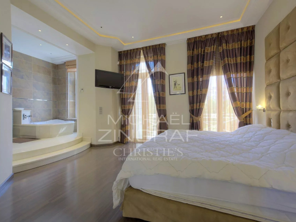 Chambre principale d'un hôtel particulier à Cannes avec salle de bains attenante.