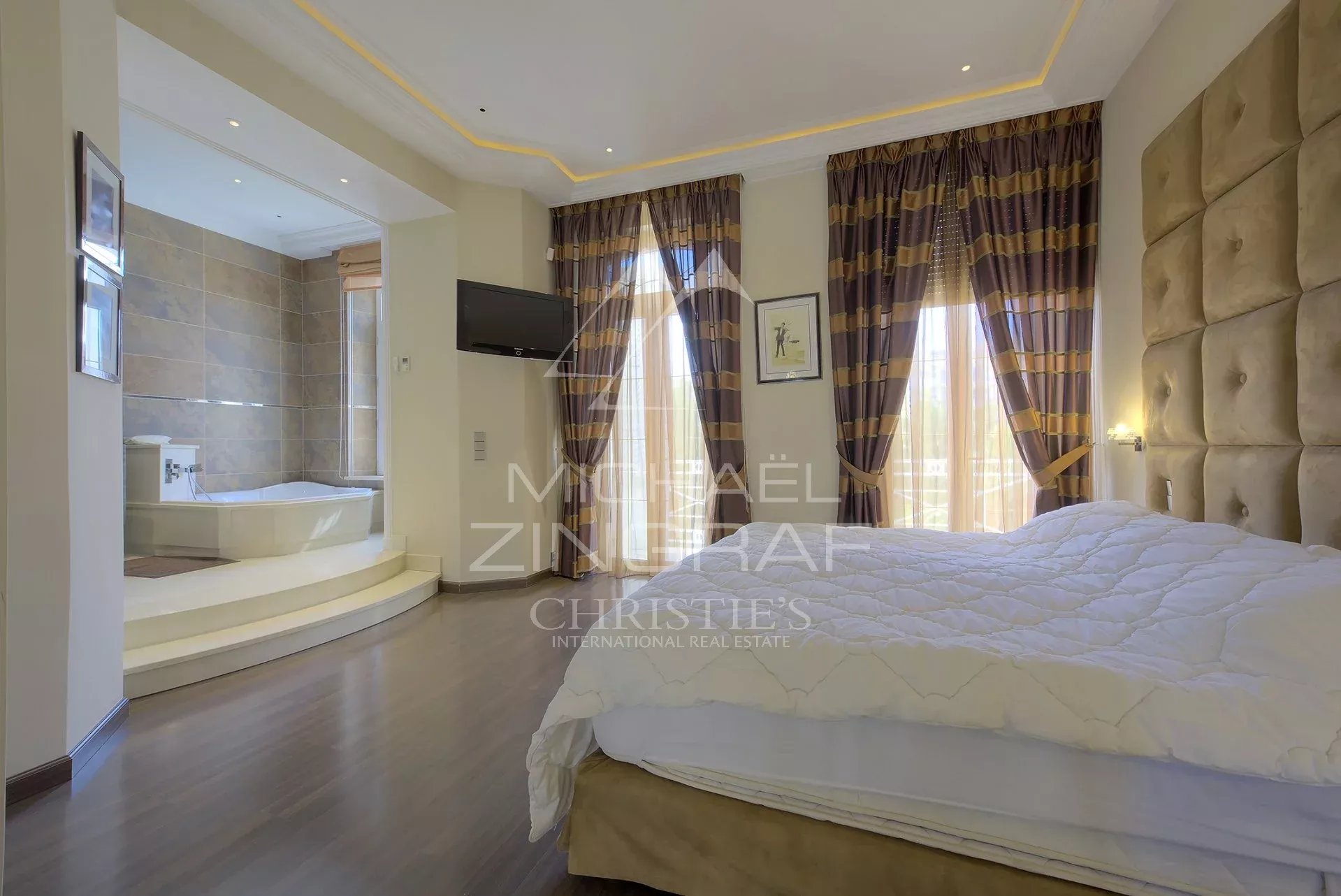Chambre principale à Cannes Chambre principale d'un hôtel particulier à Cannes avec salle de bains attenante.