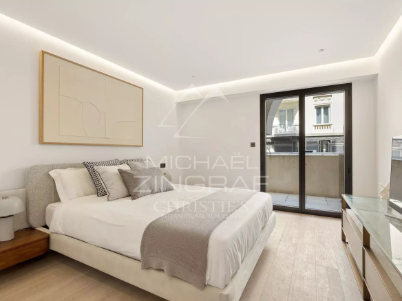 Room in a modern apartment with a double bed and access to a balcony in Cannes.