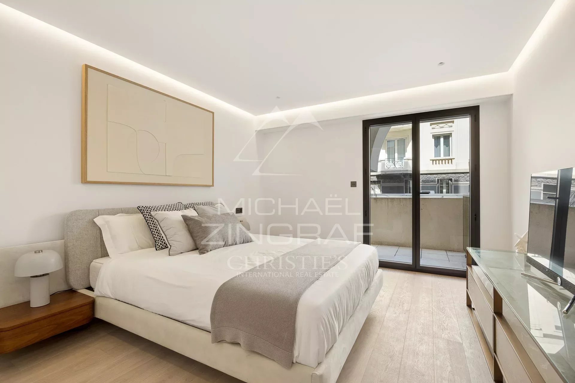 Apartment room in Cannes Room in a modern apartment with a double bed and access to a balcony in Cannes.