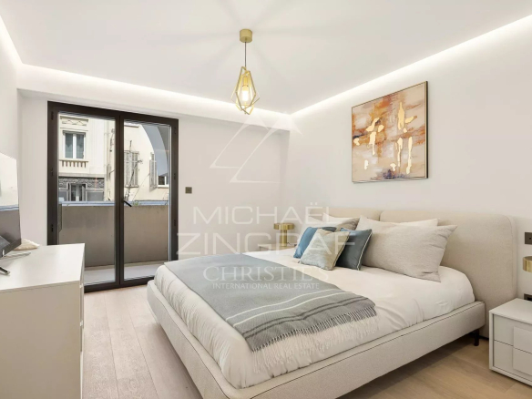 Room in a luxury apartment in Cannes with sea view.