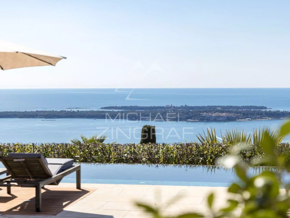 Vue panoramique sur la mer depuis une villa moderne avec piscine à Vallauris.