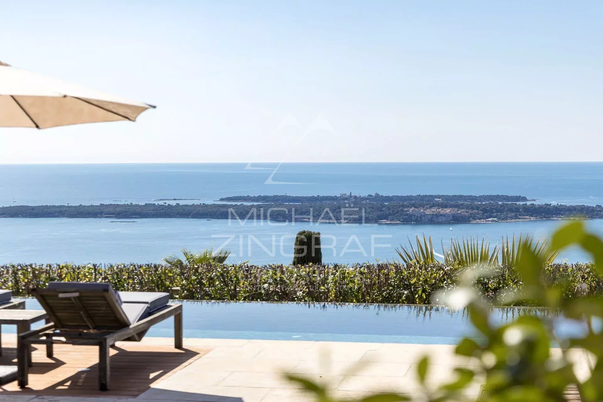 Villa moderne avec vue mer à Vallauris Vue panoramique sur la mer depuis une villa moderne avec piscine à Vallauris.