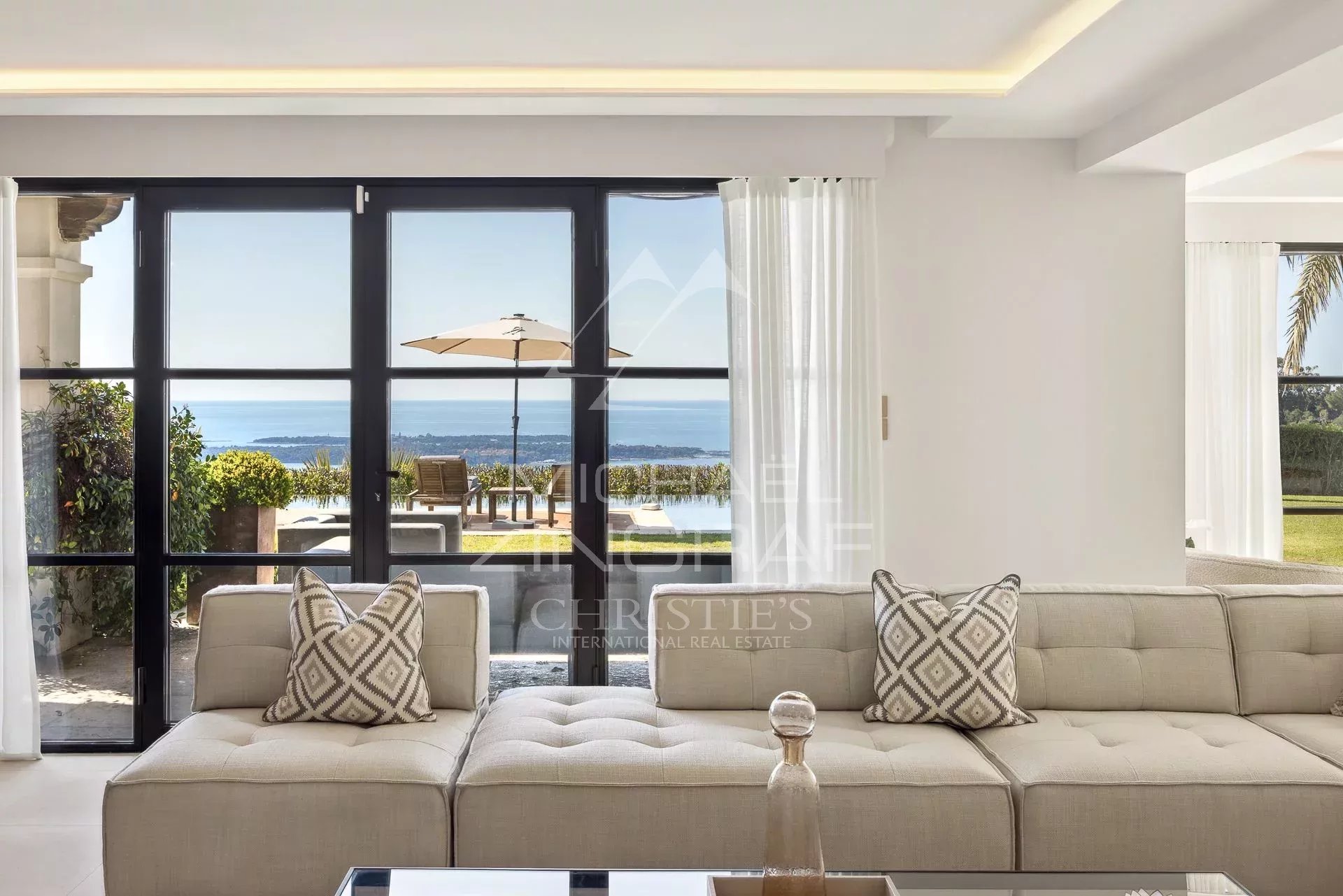 Villa moderne avec vue mer à Vallauris Intérieur moderne d'une villa avec vue sur la mer, salon lumineux et accès au jardin.