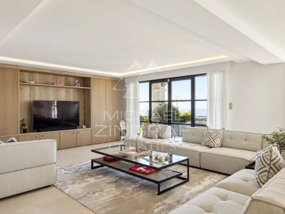 Intérieur moderne d'une villa à Vallauris avec salon lumineux et vue sur la mer.