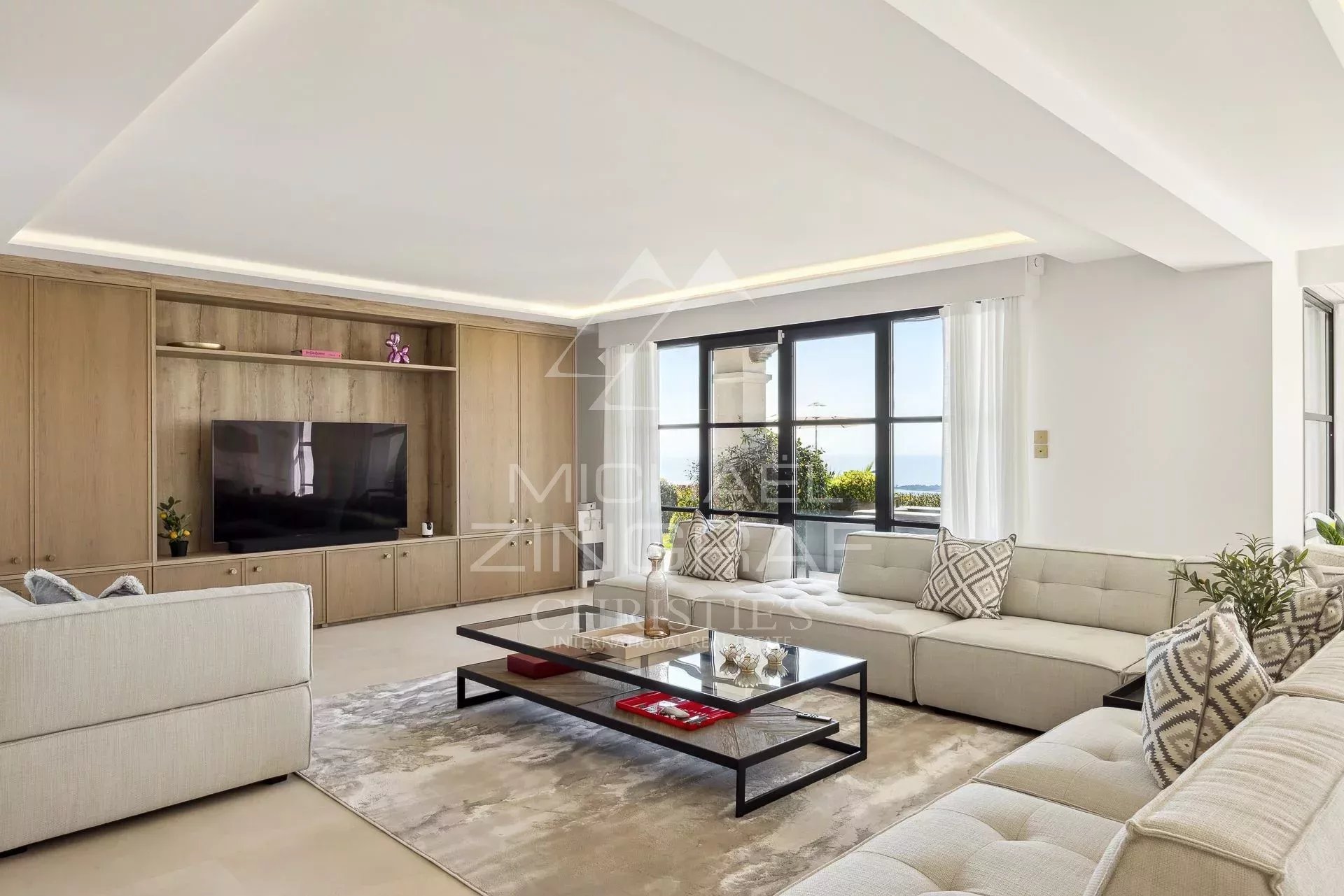 Salon moderne avec vue panoramique Intérieur moderne d'une villa à Vallauris avec salon lumineux et vue sur la mer.