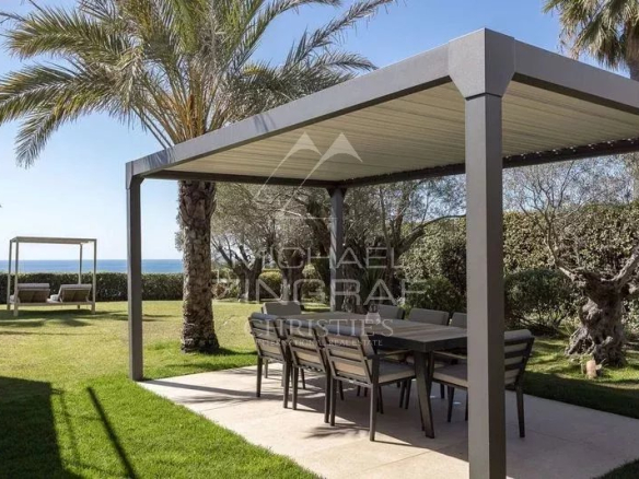 Terrasse avec mobilier de jardin et vue sur la mer à Vallauris.