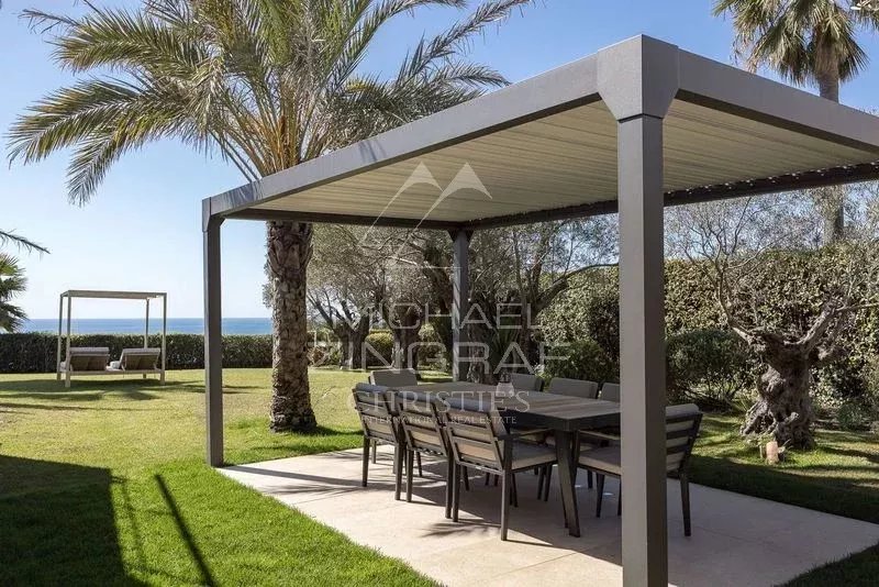 Terrasse de villa avec vue sur la mer Terrasse avec mobilier de jardin et vue sur la mer à Vallauris.
