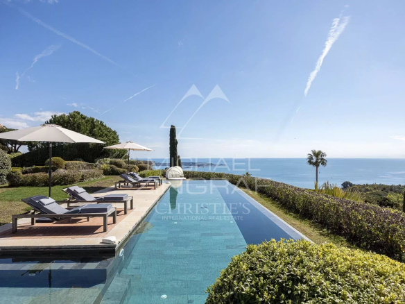 Villa moderne avec piscine chauffée et vue panoramique sur la mer à Vallauris.