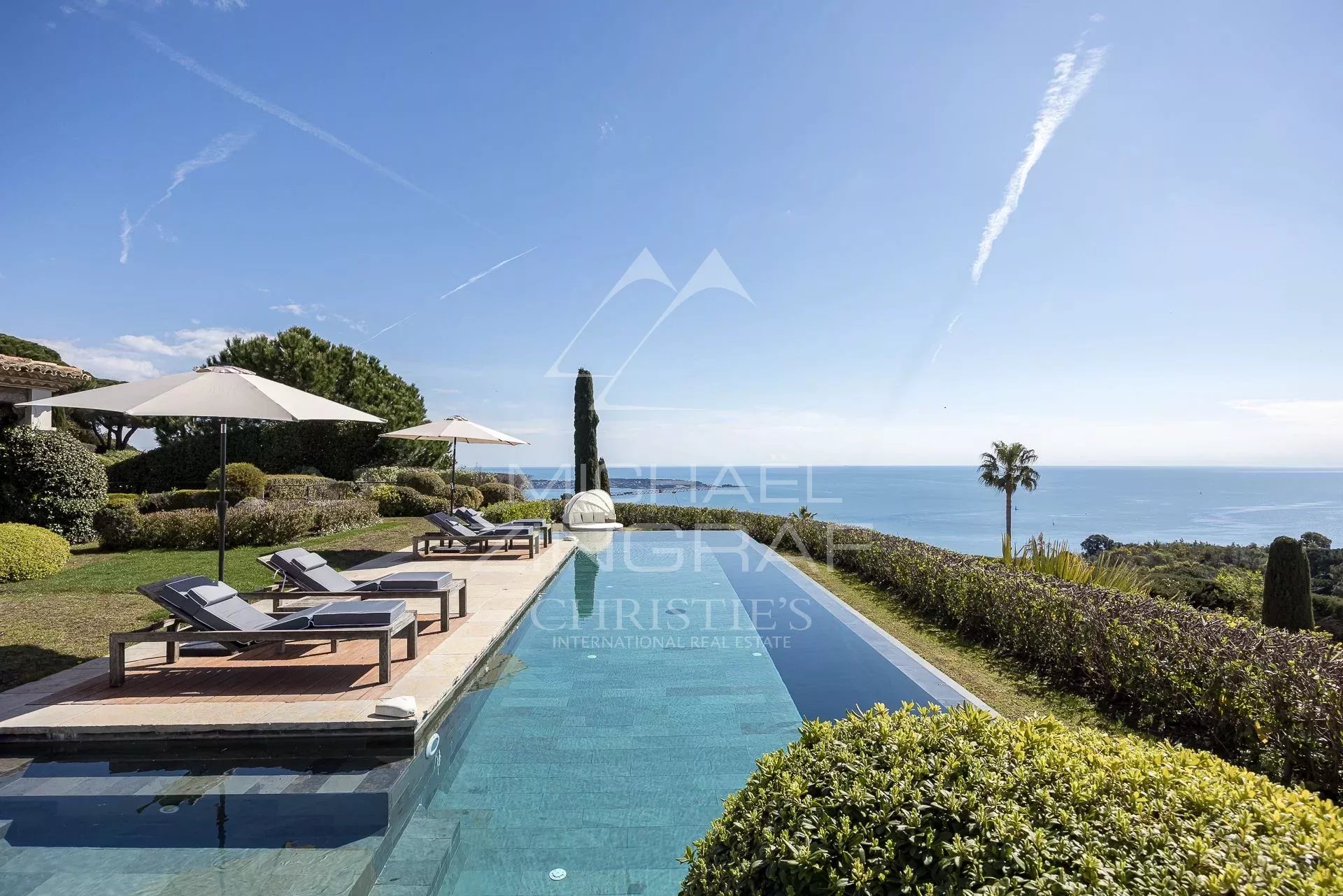 Villa Vue Mer à Vallauris Villa moderne avec piscine chauffée et vue panoramique sur la mer à Vallauris.