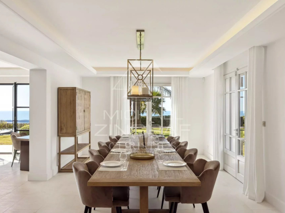 Intérieur d'une villa moderne avec salle à manger lumineuse et vue sur la mer à Vallauris.