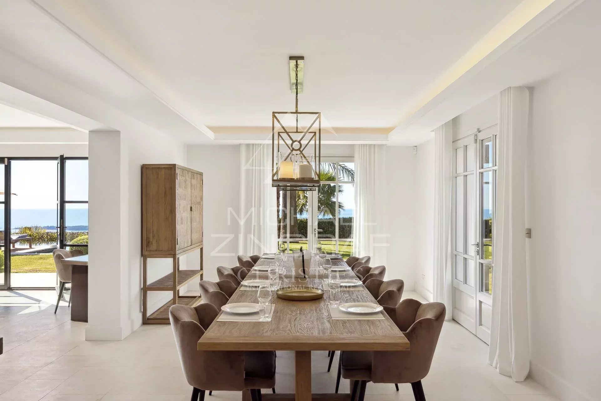 Salle à manger moderne avec vue sur la mer Intérieur d'une villa moderne avec salle à manger lumineuse et vue sur la mer à Vallauris.