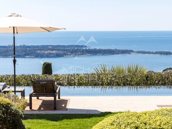 Vue panoramique sur la mer depuis une villa avec transats et piscine à Vallauris.