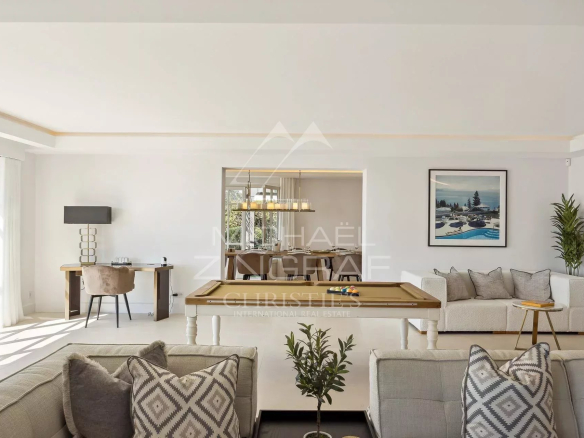 Intérieur moderne d'une villa avec séjour lumineux et vue sur la mer à Vallauris.