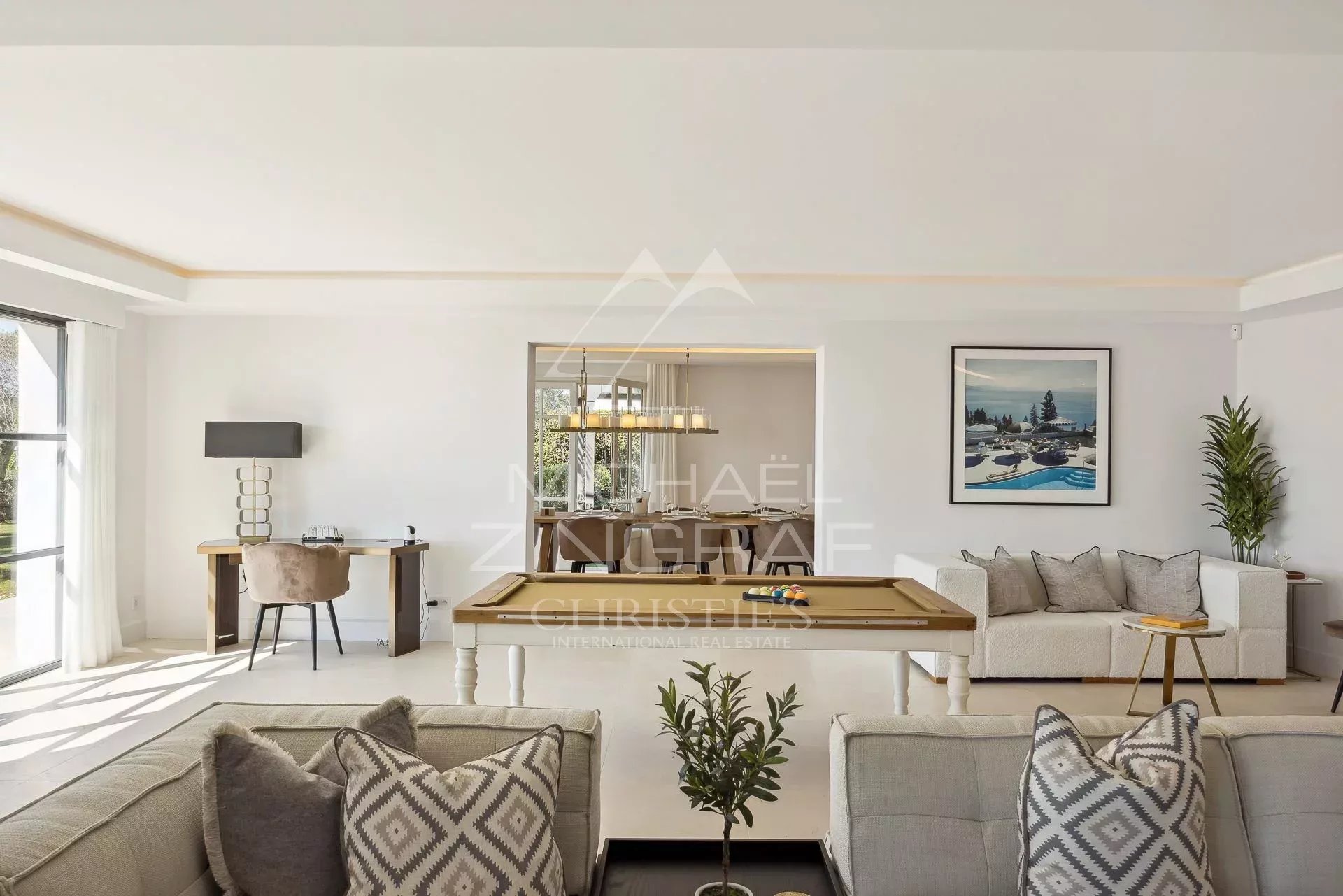 Intérieur de villa à Vallauris Intérieur moderne d'une villa avec séjour lumineux et vue sur la mer à Vallauris.