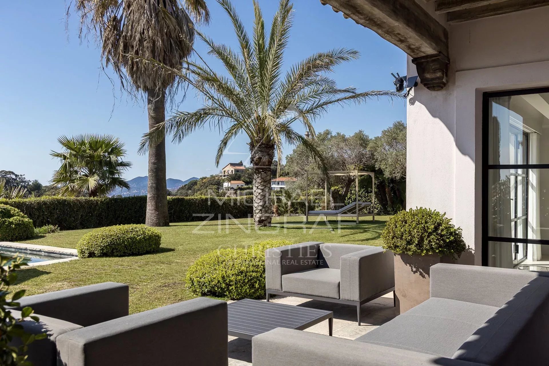 Jardin de villa moderne à Vallauris Vue d'un jardin avec piscine et mobilier extérieur dans une villa moderne à Vallauris.