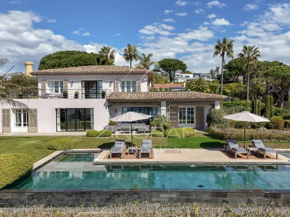 Villa moderne avec vue panoramique sur la mer, jardin et piscine chauffée à Vallauris.