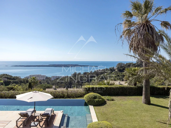 Vue panoramique sur la mer depuis une villa moderne avec piscine et jardin à Vallauris.
