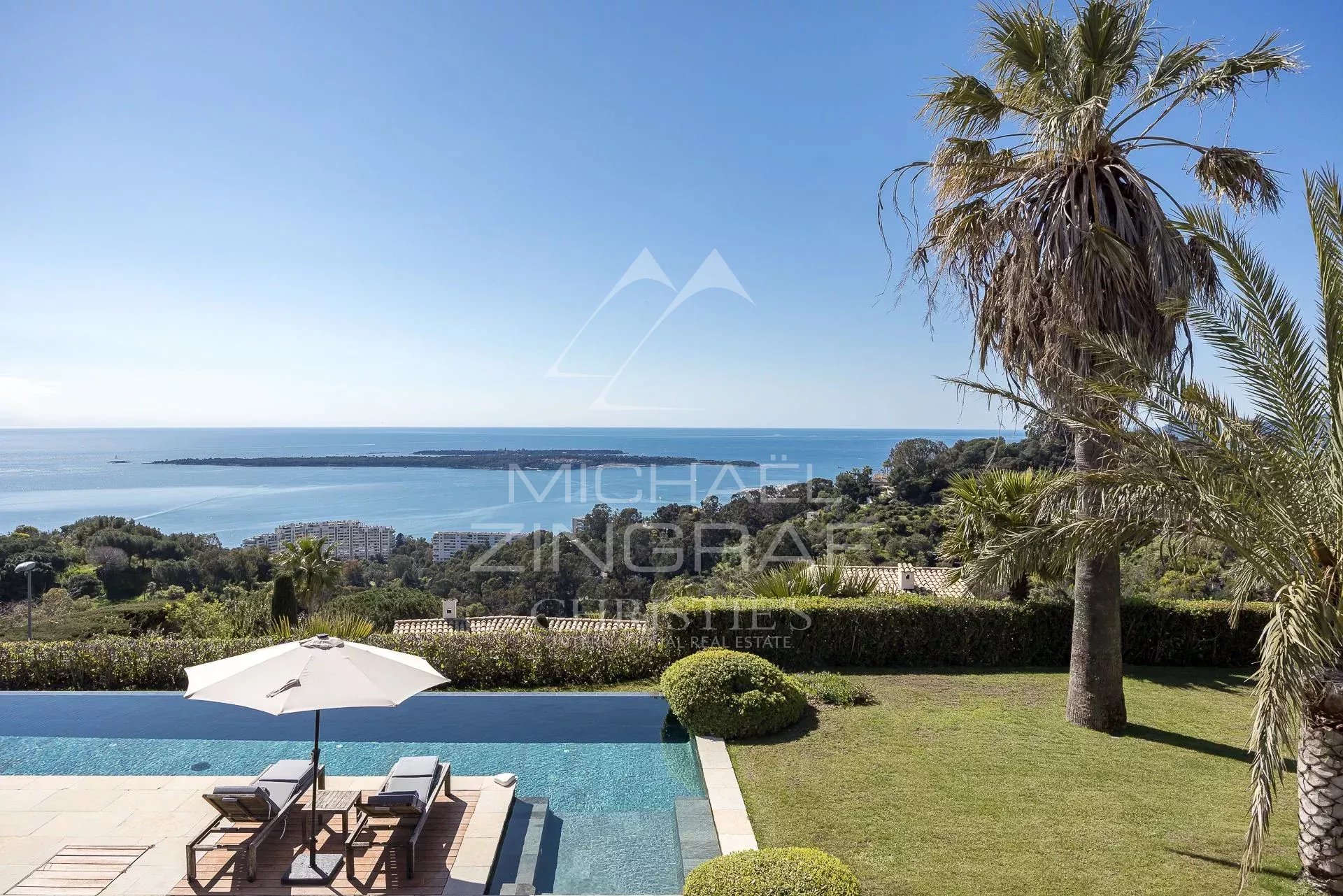 Villa moderne avec vue mer à Vallauris Vue panoramique sur la mer depuis une villa moderne avec piscine et jardin à Vallauris.