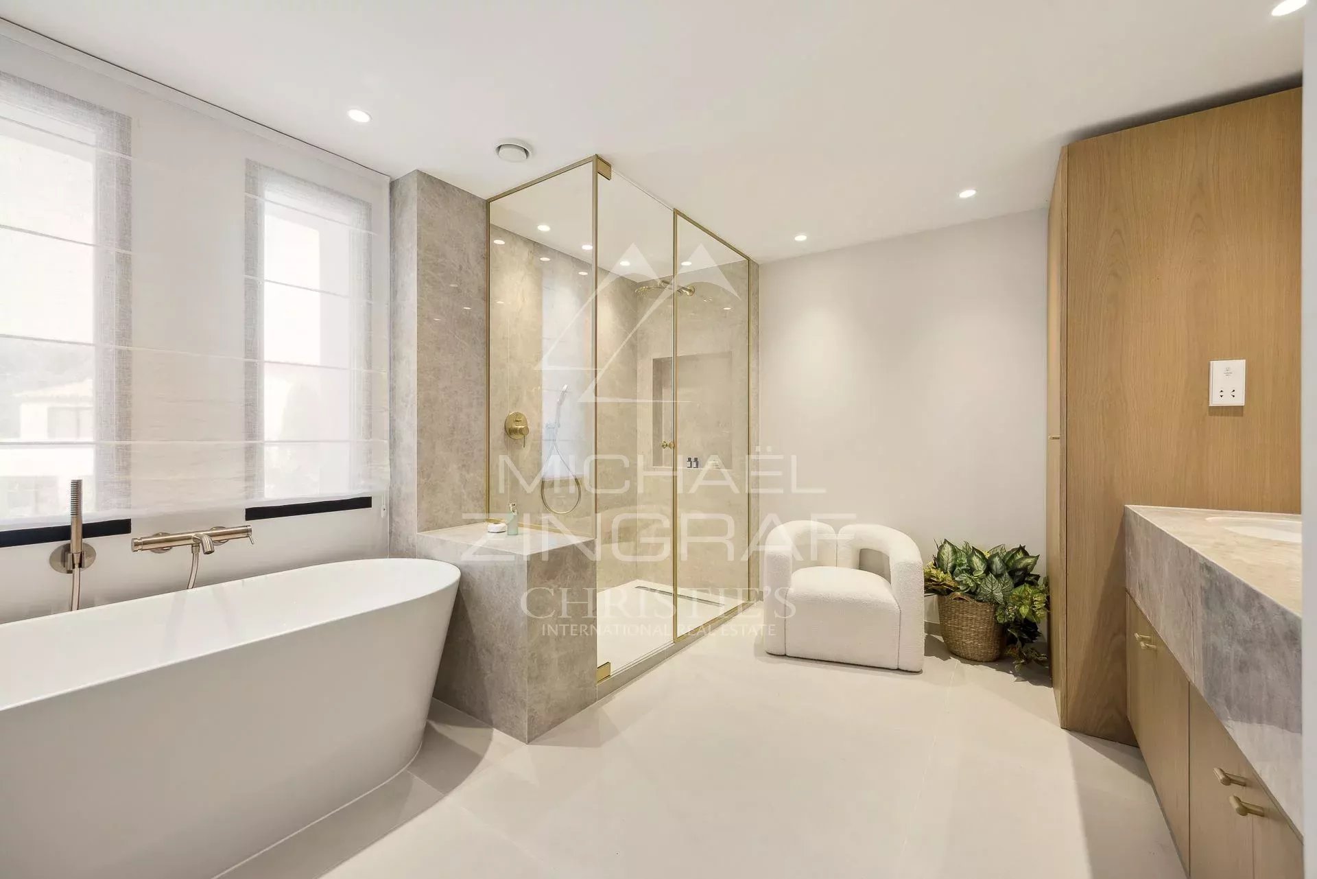 Salle de bain moderne Salle de bain moderne avec baignoire et douche en verre dans une villa à Vallauris.