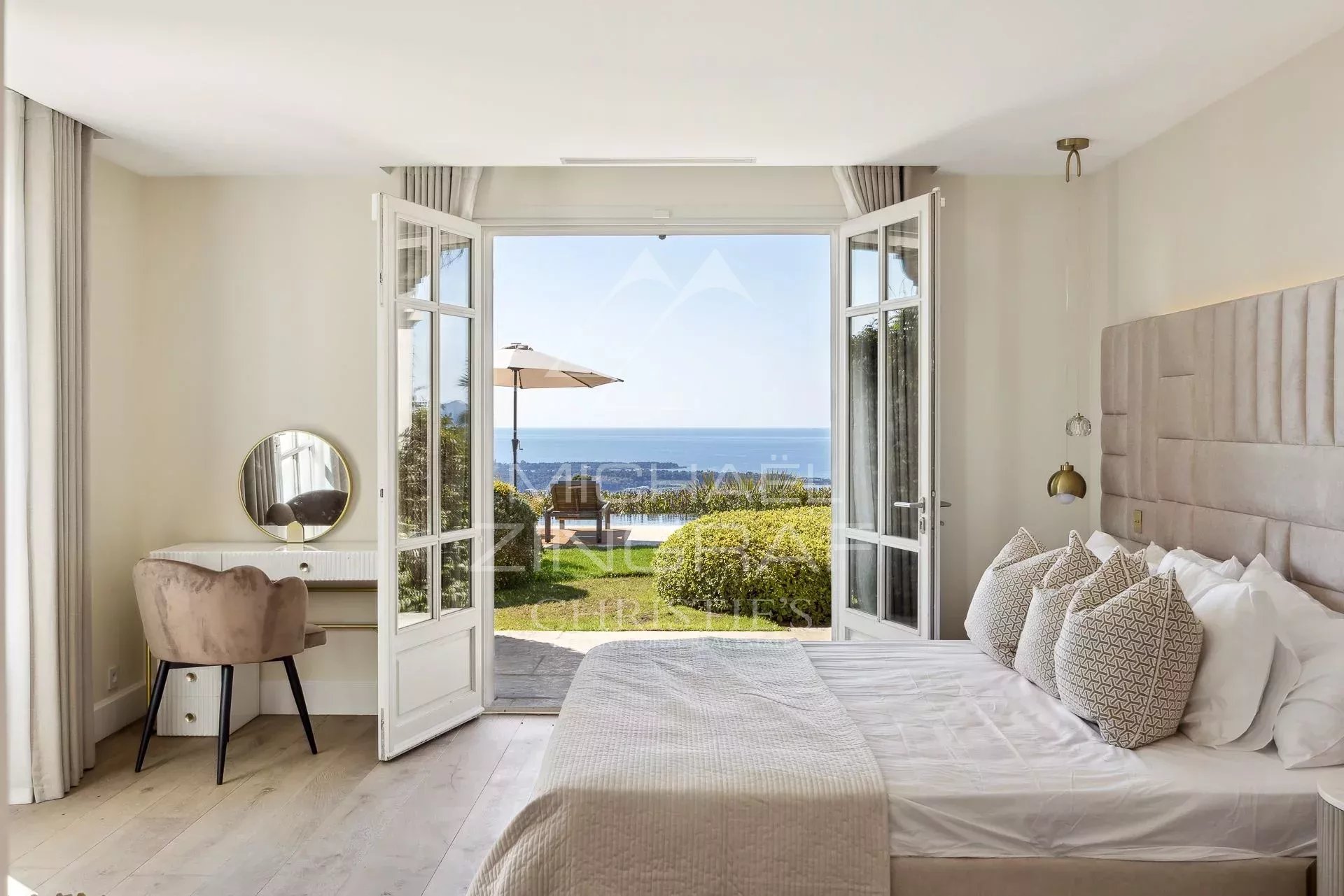 Chambre avec vue mer à Supercannes Chambre moderne avec vue sur la mer et accès à un jardin.