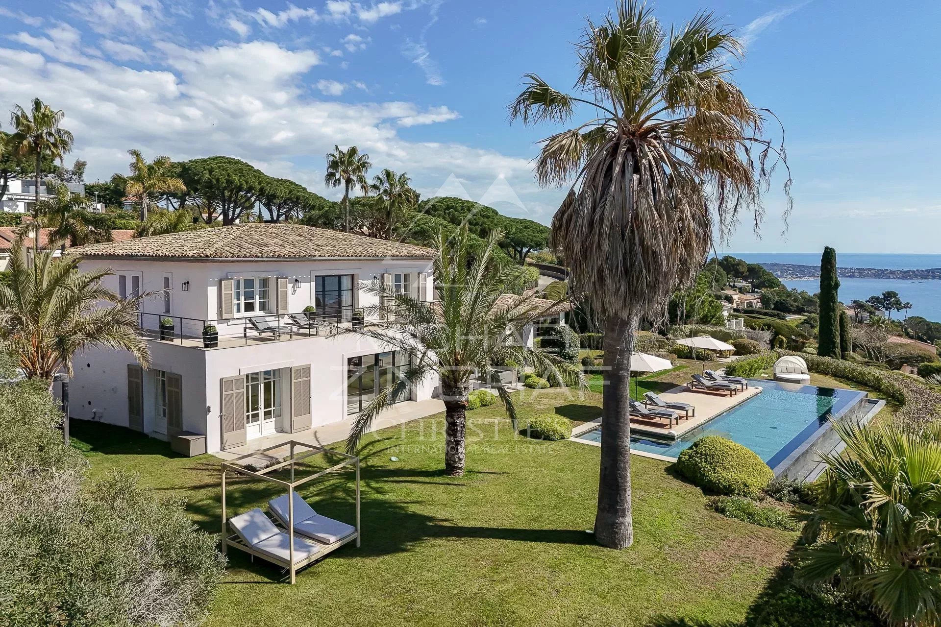 Villa vue mer à Vallauris Villa moderne avec vue panoramique sur la mer, jardin et piscine à Vallauris.