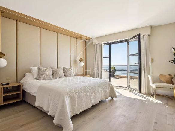Chambre moderne avec vue sur la mer dans une villa à Vallauris.