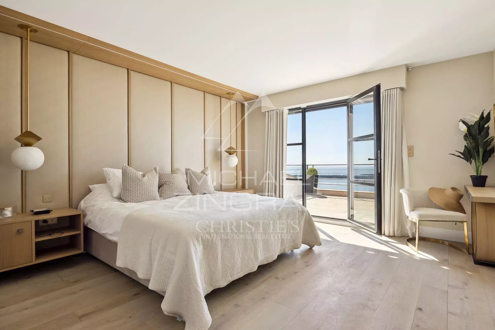 Chambre avec vue sur la mer Chambre moderne avec vue sur la mer dans une villa à Vallauris.