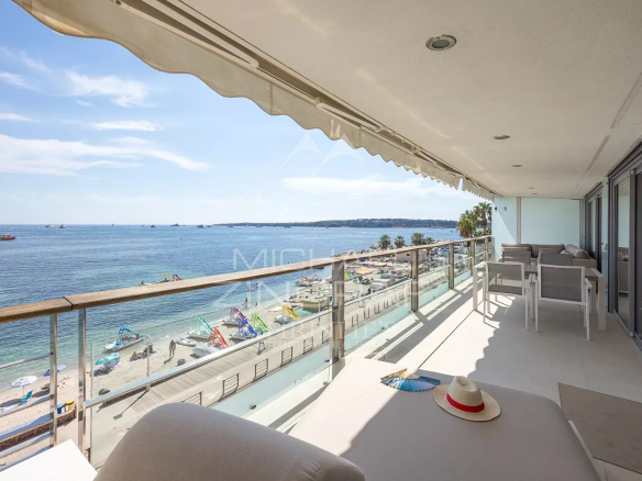 Terrasse d'un appartement contemporain à Cannes avec vue sur la mer.