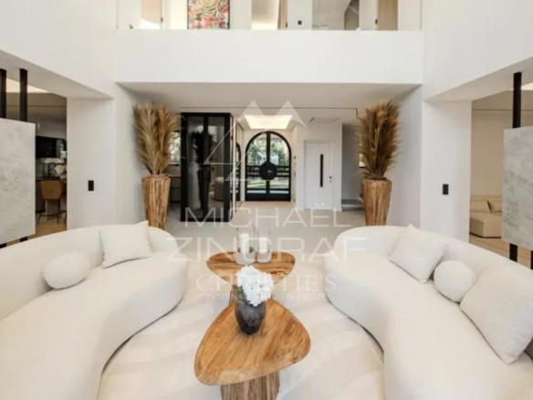 Intérieur d'une villa moderne avec un salon spacieux et des éléments de décoration élégants.