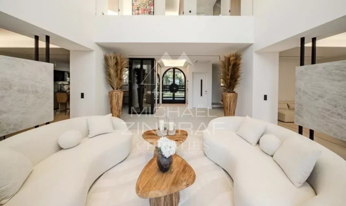 Intérieur d’une villa neuve à Antibes Intérieur d'une villa moderne avec un salon spacieux et des éléments de décoration élégants.
