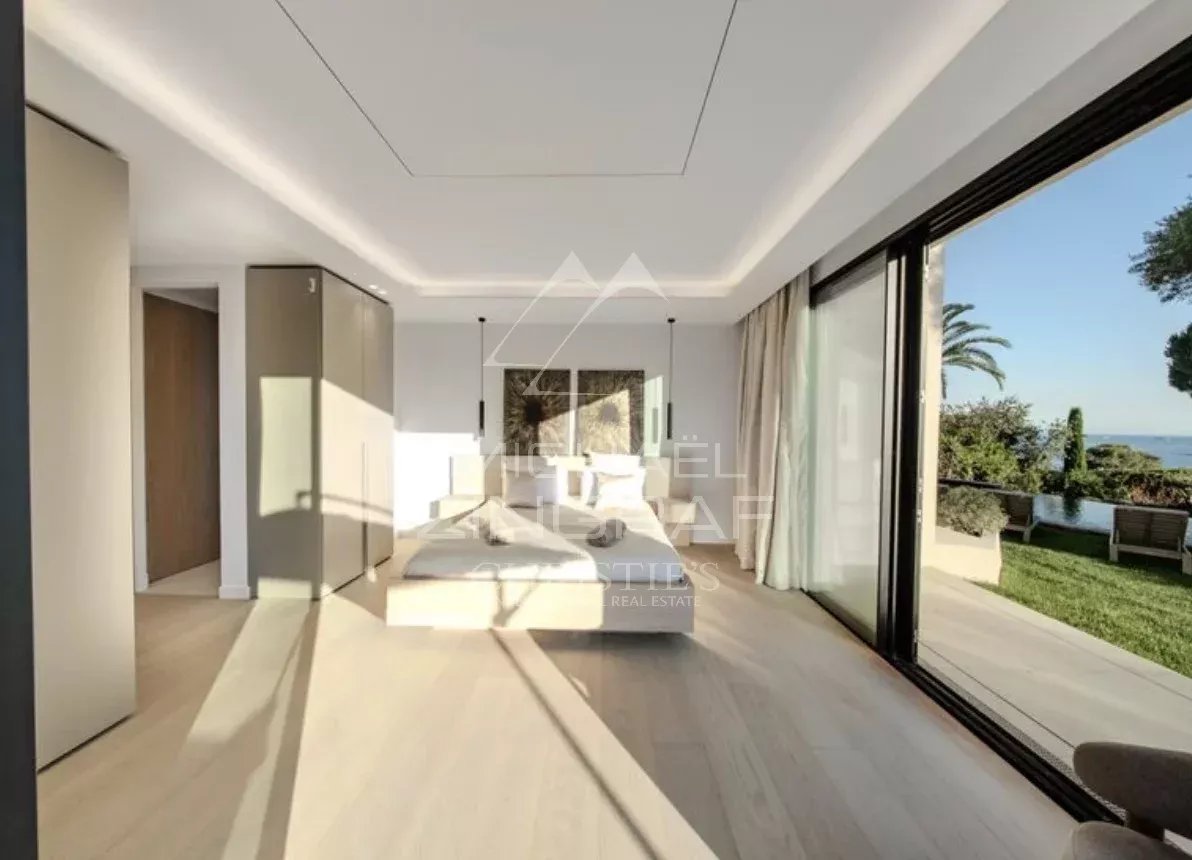 Chambre de villa moderne à Antibes Chambre lumineuse d'une villa moderne avec vue sur le jardin à Antibes.