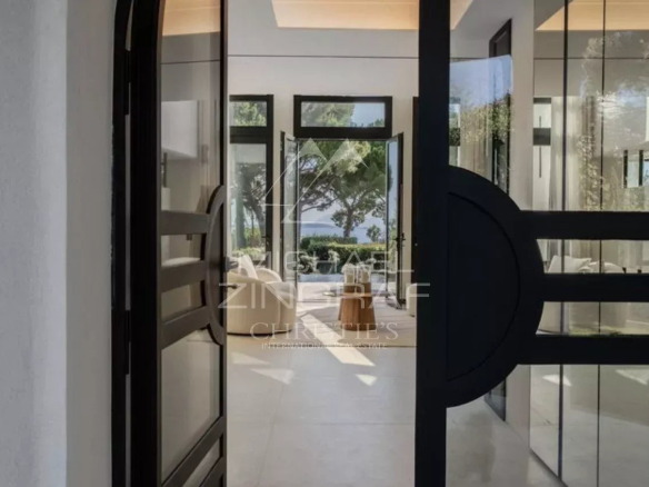 Entrée d'une villa moderne avec vue sur le jardin