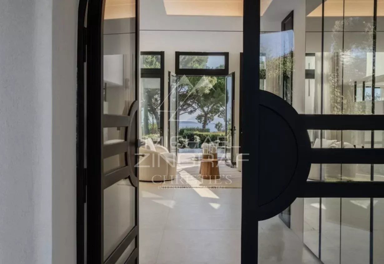 Entrée de villa neuve à Antibes Entrée d'une villa moderne avec vue sur le jardin