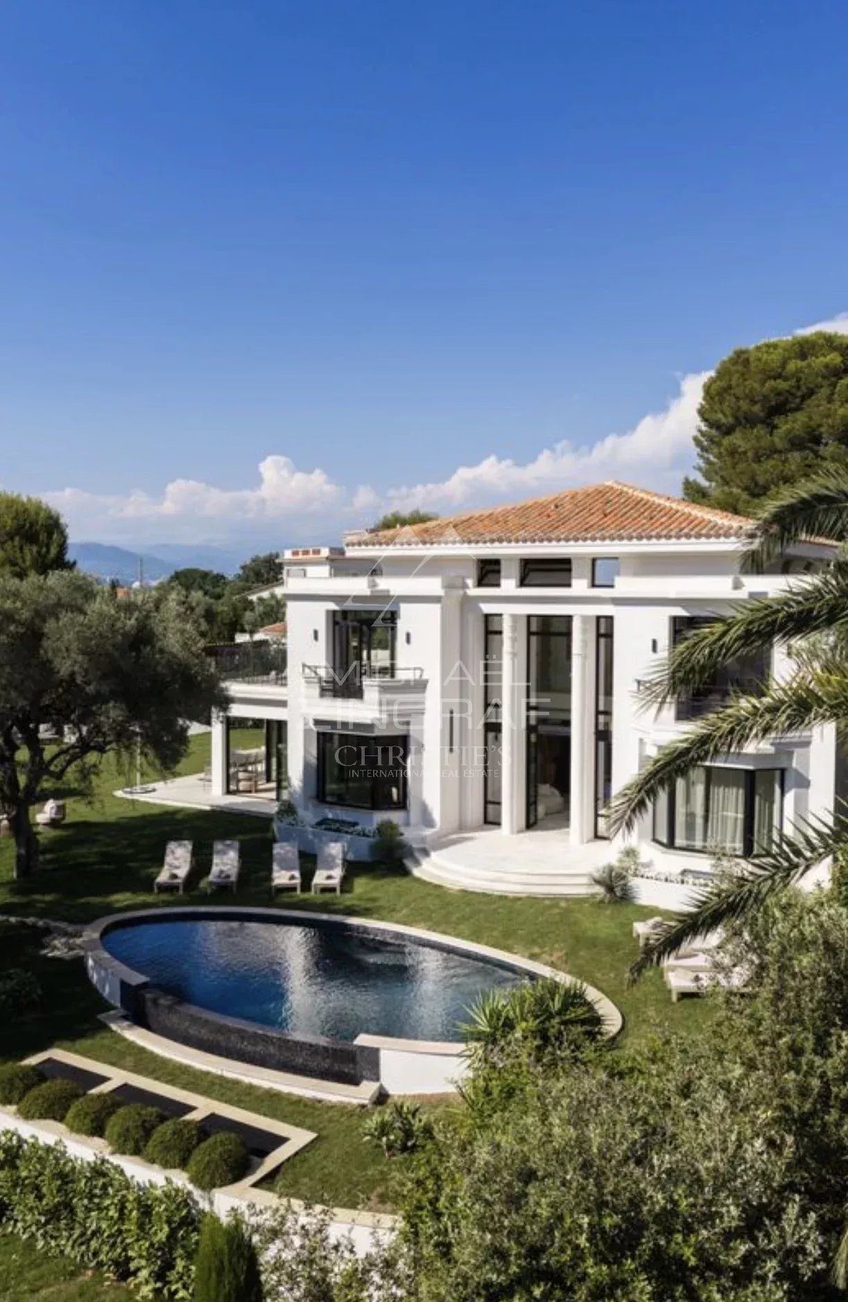 Villa neuve à Cap d’Antibes Villa moderne avec piscine et jardin à Cap d'Antibes, vue sur le ciel et la nature environnante.