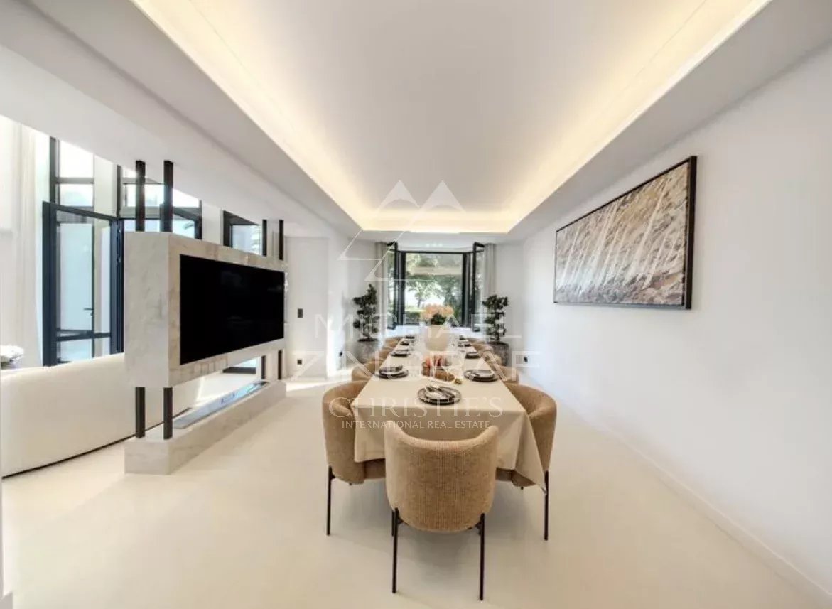 Salle à manger de la villa à Antibes Salle à manger moderne avec table et chaises dans une villa neuve à Antibes.
