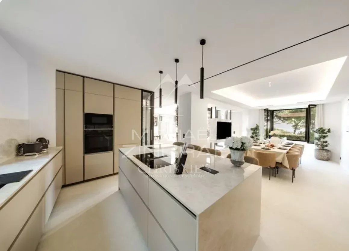 Cuisine de villa neuve à Cap d’Antibes Cuisine moderne et spacieuse d'une villa neuve à Cap d'Antibes, avec salle à manger attenante.