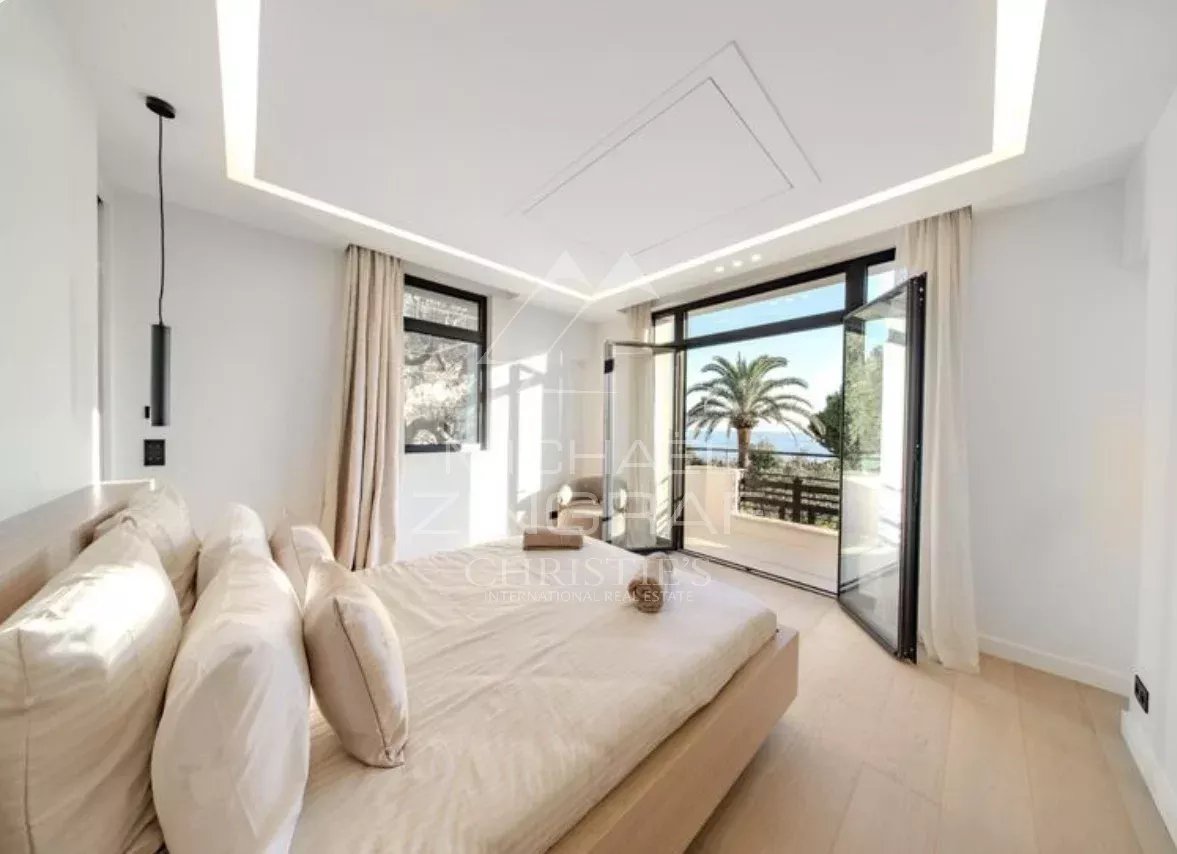 Chambre moderne à Antibes Chambre d'une villa neuve à Antibes avec vue sur des palmiers.