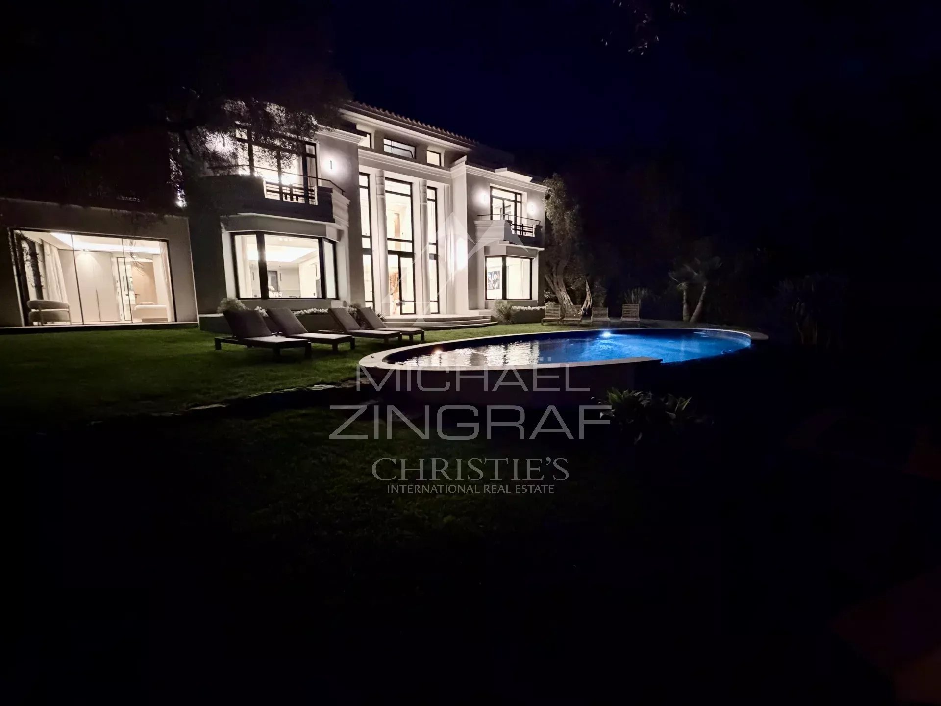 Villa neuve à Cap d’Antibes Villa neuve de 404m² avec piscine et jardin à Cap d'Antibes, vue nocturne.