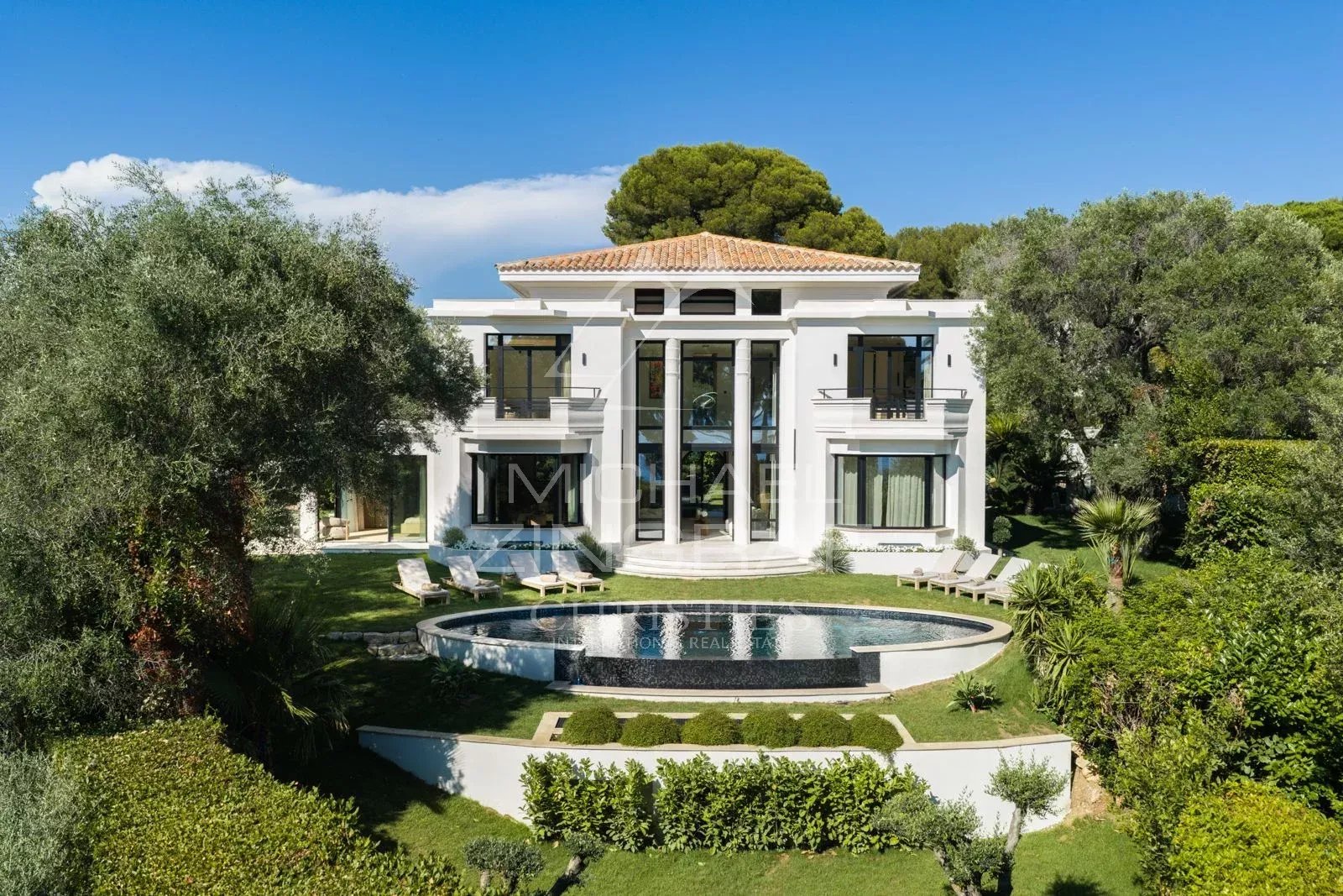 Villa neuve à Cap d’Antibes Villa neuve de 404m² avec piscine et jardin à Cap d'Antibes.