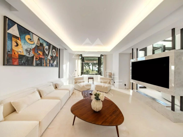 Intérieur moderne d'une villa neuve avec salon, table basse et télévision.