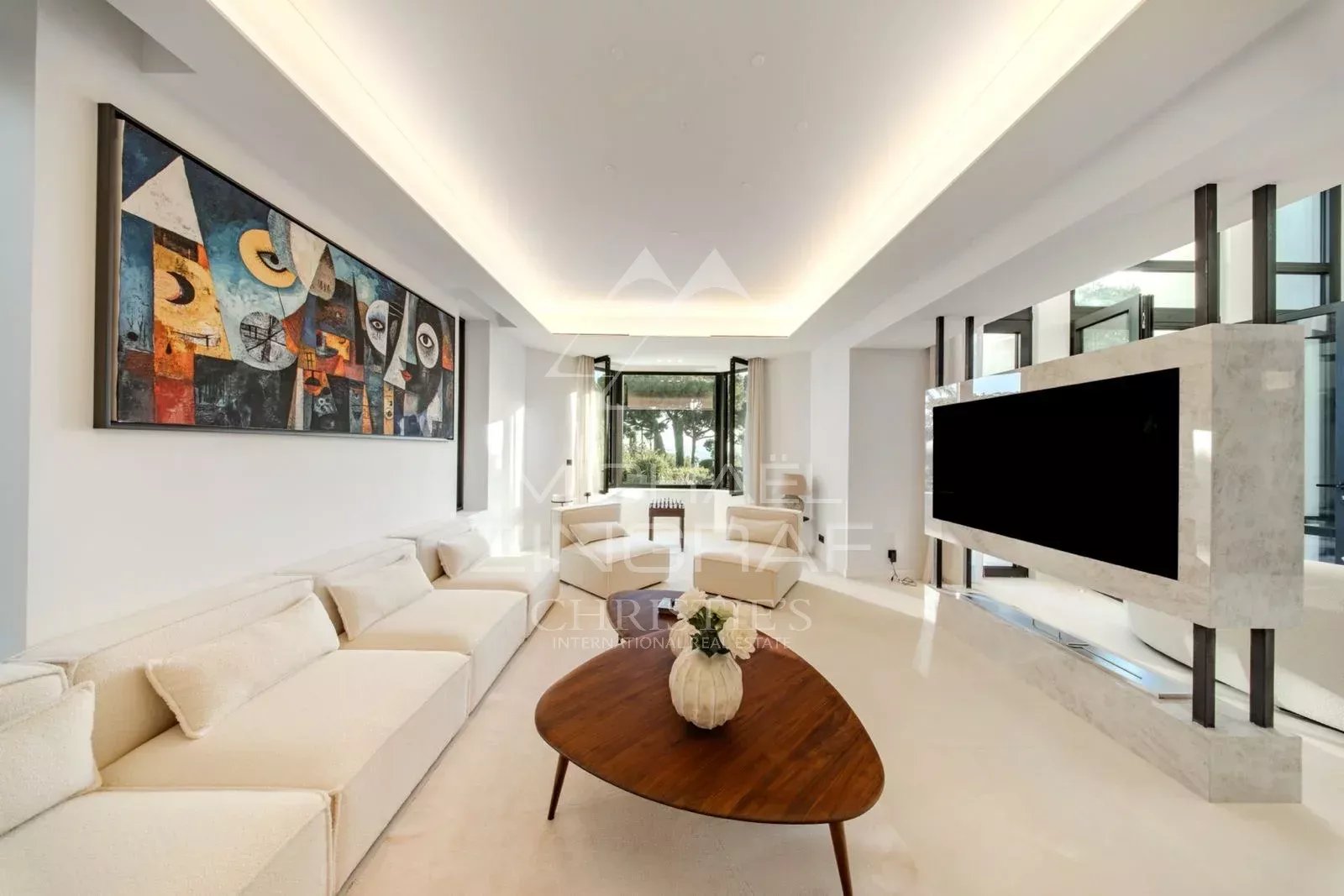 Intérieur de villa neuve à Antibes Intérieur moderne d'une villa neuve avec salon, table basse et télévision.