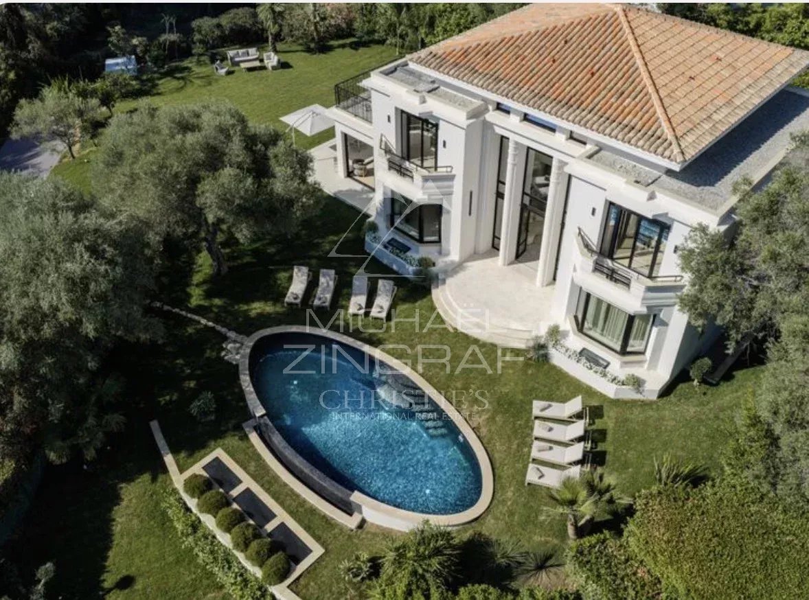 Villa neuve à Cap d’Antibes Villa neuve avec piscine et jardin à Cap d'Antibes, vue aérienne.